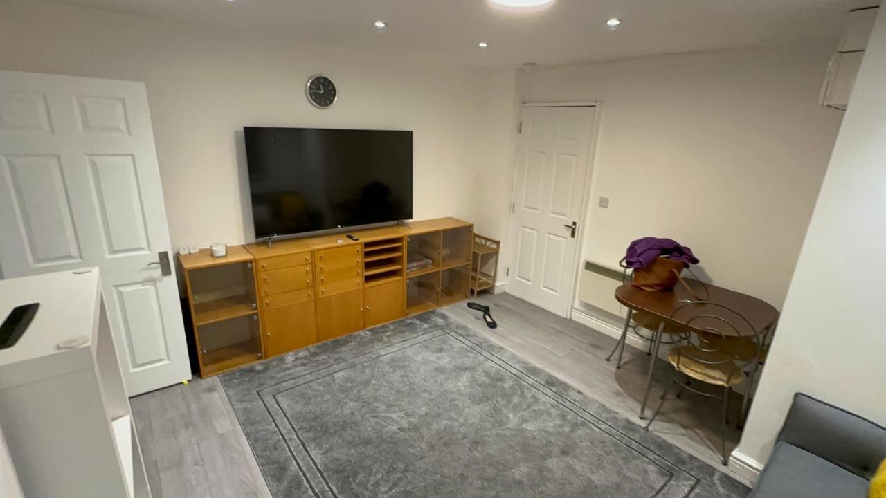 Entire One Double Bedroom Apartment Λονδίνο Εξωτερικό φωτογραφία